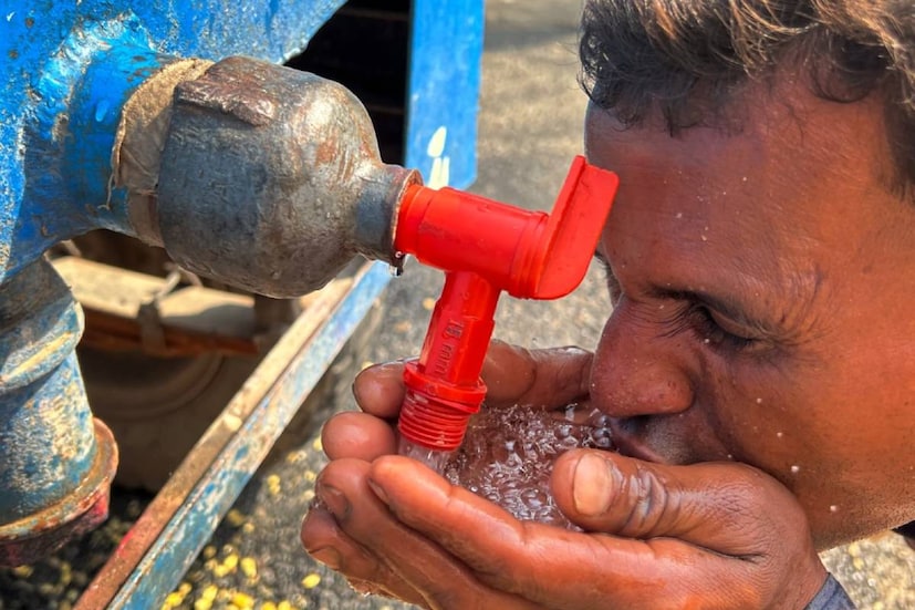 তাপমাত্রার খুব একটা হেরফের হবে না সারা দেশ জুড়ে। স্বাভাবিকের উপরেই থাকবে দিন ও রাতের তাপমাত্রা। তবে উত্তর-পশ্চিম ভারতে আগামী তিনদিন একই রকম তাপমাত্রা থাকলেও তারপর দুই থেকে তিন ডিগ্রি তাপমাত্রাতে বাড়তে পারে। মধ্য ভারতের মধ্যপ্রদেশ ও বিদর্ভ এলাকায় তাপমাত্রা বৃষ্টির কারণে কমতে পারে দুই থেকে তিন ডিগ্রি।