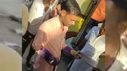 সাপটিকে ধরার পর স্বস্তির শ্বাস ফেললেন যাত্রীরা সাপটিকে ধরার পর স্বস্তির শ্বাস ফেললেন যাত্রীরা