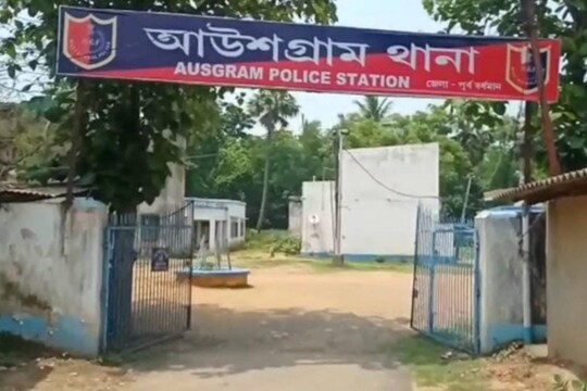 খবর পেয়ে আউশগ্রাম থানা থেকে পুলিশ কর্মী ও অফিসাররা দ্রুত পৌঁছে যান