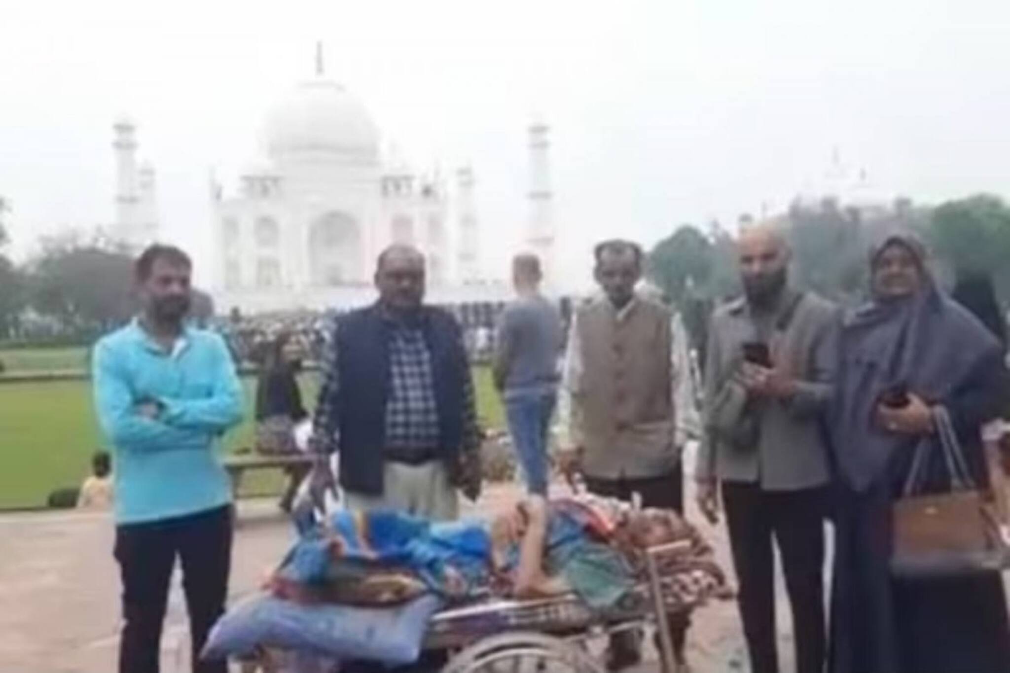 স্ট্রেচারে শুয়ে তাজমহল দর্শন ৮৫ বছরের বৃদ্ধার, মায়ের স্বপ্ন পূর্ণ করলেন ছেলে