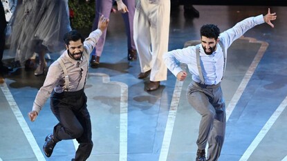 তাঁদের অসাধারণ নাচ আদায় করে নেয় দর্শকদের স্ট্যান্ডিং ওভেশন তাঁদের অসাধারণ নাচ আদায় করে নেয় দর্শকদের স্ট্যান্ডিং ওভেশন