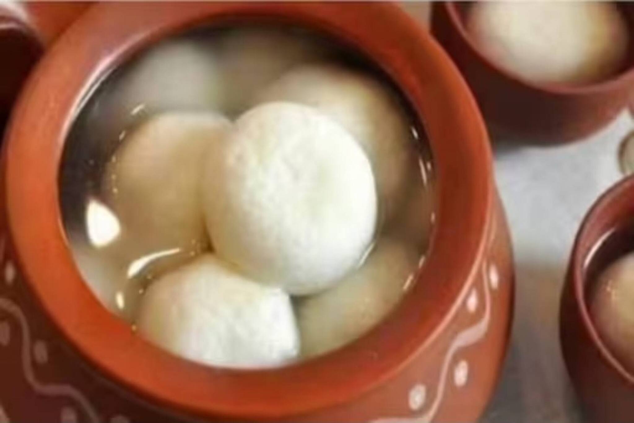 কাজের বাড়িতে সকলকে মিষ্টিমুখ করালেন পরিচারিকা, কারণ জানলে আপনার চোখেও জল আসবে