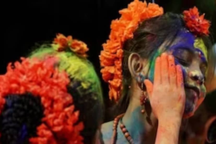 বিশুদ্ধ সিদ্ধান্ত পঞ্জিকা অনুযায়ী সোমবার, ৬ মার্চ বিকেল ৪ টে ১৯ মিনিটে শুরু হবে পূর্ণিমা। থাকবে ৭ মার্চ, বিকেল ৬ টা ১০ মিনিট পর্যন্ত।