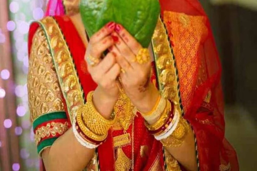 এখন খুব কম সংখ্যক বিয়েতেই অনুষ্ঠিত হয় পাটিপত্র৷ অথচ এক সময়ে সম্বন্ধের বিয়েতে গুরুত্বপূর্ণ অংশ ছিল এই পর্ব৷ দু পক্ষের কথাবার্তা ঠিক হয়ে গেলে তাতে অলিখিত সিলমোহর পড়ত৷