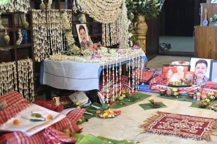 মঙ্গলবার বাৎসরিকের ছবি সমাজমাধ্যমে পোস্ট করেছেন অভিষেকের স্ত্রী সংযুক্তা৷ শ্রদ্ধার্ঘ নিবেদন করেছেন তিনি এবং তাঁদের একমাত্র সন্তান ডল৷