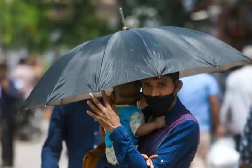 মঙ্গলবারে ও উত্তরবঙ্গের পার্বত্য চার জেলাতে ভারী বৃষ্টির পূর্বাভাস। বজ্রবিদ্যুৎ সহ হালকা মাঝারি বৃষ্টির উত্তরবঙ্গের প্রায় সব জেলাতে। বুধবার থেকে ঝোড়ো হাওয়ার দাপট কমবে। বজ্রবিদ্যুৎ-সহ হালকা মাঝারি বৃষ্টি উত্তরবঙ্গের উপরের দিকের পাঁচ জেলাতে চলবে শনিবার পর্যন্ত।