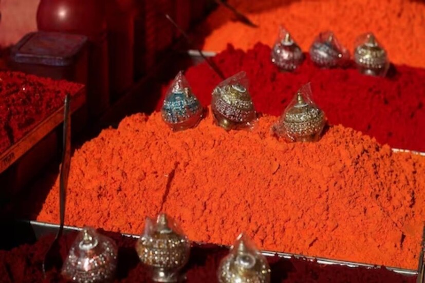 জ্যোতিষশাস্ত্র অনুযায়ী মঙ্গলবার করে সিঁদুর ছোঁয়ানো বারণ। 