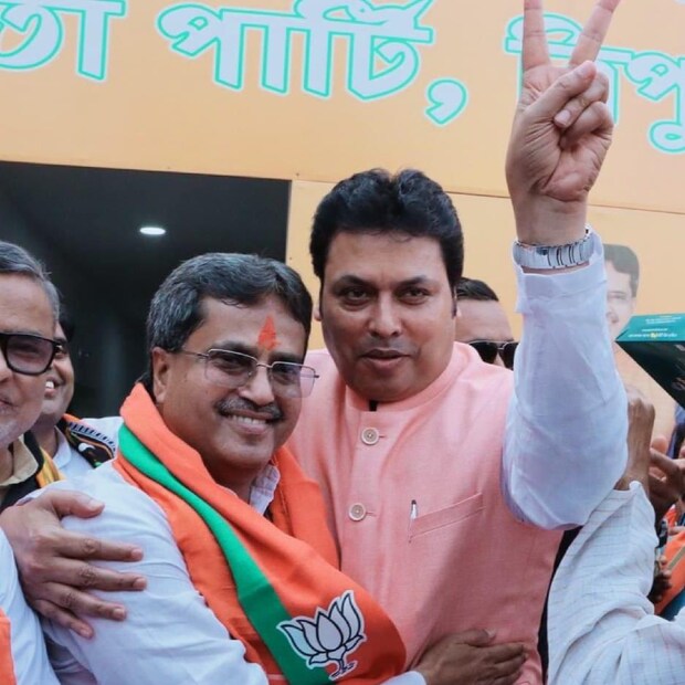 দিনের শুরুটা খুব একটা স্বস্তি দিয়ে হয়নি। এমনকি, জয় যখন মোটামুটি নিশ্চিত, তখনও ত্রিপুরার বিদায়ী মুখ্যমন্ত্রী মানিক সাহার গলায় আক্ষেপ। যতটা ভাল ফল হওয়ার কথা ছিল, ঠিক ততটা ভাল ফল হল না। বলেছিলেন মানিক। তবে দুপুর গড়িয়ে বিকেলের দিকে দিন গড়াতেই শুরু হয়ে গেল বিজয় উৎসব। ত্রিপুরার প্রাক্তন মুখ্যমন্ত্রী বিপ্লব দেবের সঙ্গে গলা জড়িয়ে শামিল হলেন বিজয় উৎসবে। 
