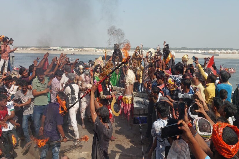 রঙ্গবাড়ি একাদশীর দিন অনুষ্ঠিত এই হোলিতে ১০ কুইন্টালেরও বেশি ছাই পোড়ানো হয়। আয়োজকেরা জানান, এবারে ৮ কুইন্টাল চিতাভস্ম ছাড়াও ৫০ কেজি গোলাপ ফুল ব্যবহার করা হয়েছে এই হোলি খেলায়। হোলি খেলার আগে মহাদেবকে নিয়ে বেরিয়েছে শোভাযাত্রা।