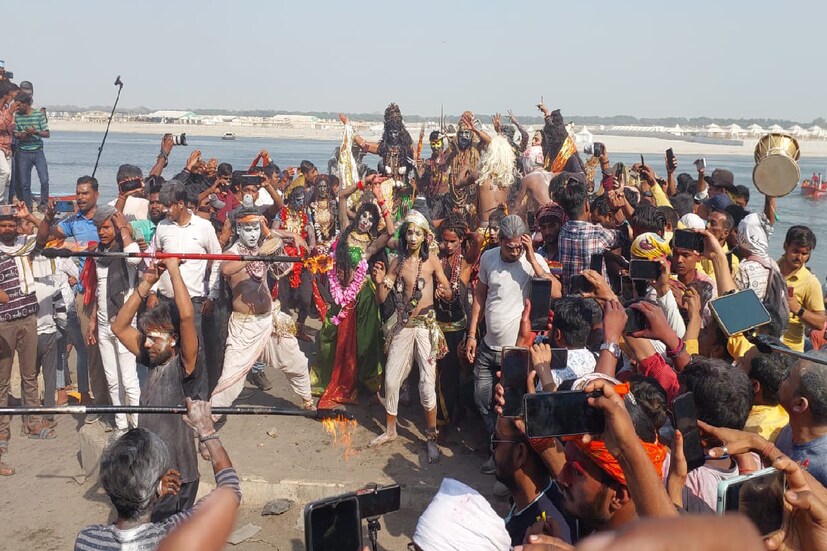 শ্মশানের জ্বলন্ত চিতার মাঝে হোলি খেলেন আউগড় ও আঘোরি সন্ন্যাসীরা। তবে শুধু তাঁরাই নন। এই হোলি একবারের জন্য চাক্ষুষ করতে দেশ বিদেশ থেকে আসেন পর্যটকেরাও।