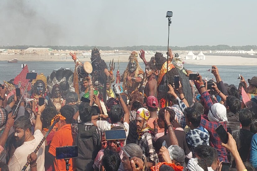 কিন্তু, শুধু রং দিয়ে নয়। এই হোলি খেলার জন্য ব্যবহার করা হয় মানুষের চিতাভস্মও।