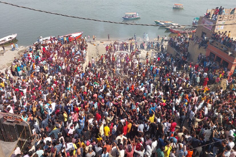 রঙ্গবাড়ি একাদশীর দিন বেনারসের মহাকর্ণিকা ঘাটে এই হোলির অনুষ্ঠান উদযাপিত হয়। আগে শুধু মণিকর্ণিতাতেই এই হোলি খেলা হত। এখন হরিশ্চন্দ্র ঘাটেও হয় খেলা