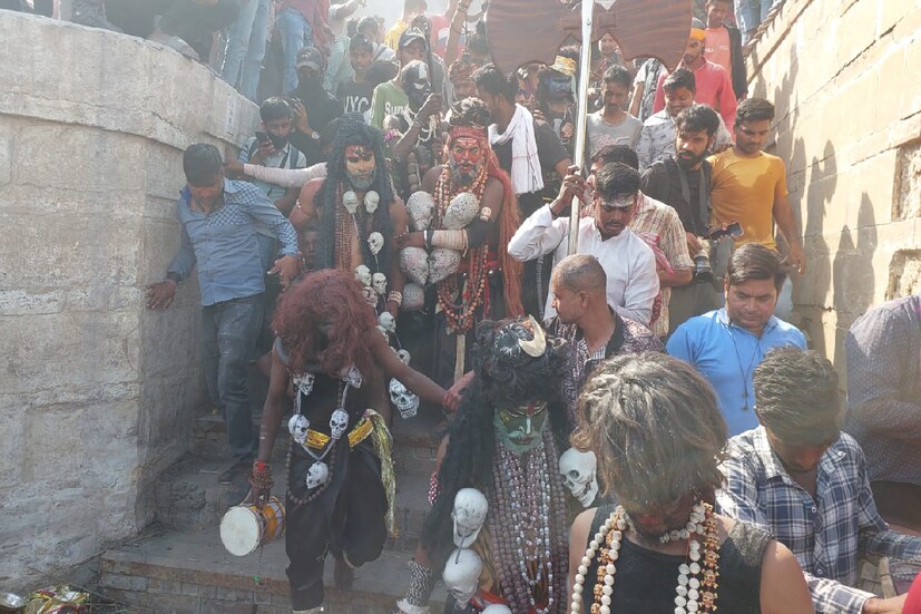 উত্তরটা যে হ্যাঁ, তা বলাই বাহুল্য। কারণ, সত্যি সত্যিই ভারতে এমন শ্মশান রয়েছে যেখানে ধুমধাম করে পালিত হয় হোলির আনন্দ উৎসব।