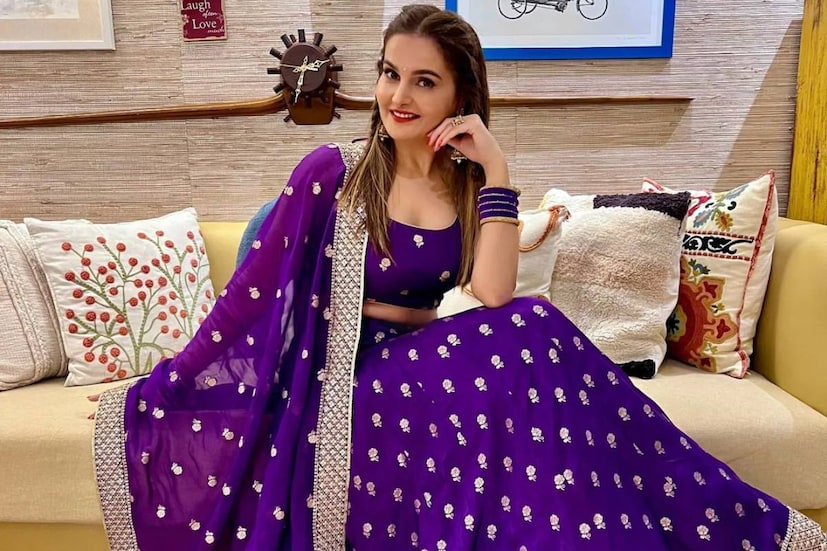 নয়ের দশকের মাঝামাঝি সময়। বলিউডে পা রাখেন এক নতুন নায়িকা। মনিকা বেদী। সইফ আলি খান এবং সুনীল শেট্টি অভিনীত 'সুরক্ষা' ছবির হাত ধরে আত্মপ্রকাশ করেন তিনি। সৌন্দর্য এবং অভিনয় দক্ষতা, দর্শকমন জয় করেছিলেন দুই দিয়েই।