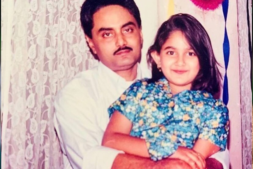 বাবার কোলে বসে থাকা এই ছোট্ট মেয়েটিকে চিনতে পারছেন? চিনতে না পারলে কয়েকটি সূত্র দেওয়া থাকল। দেখে নেওয়া যাক।