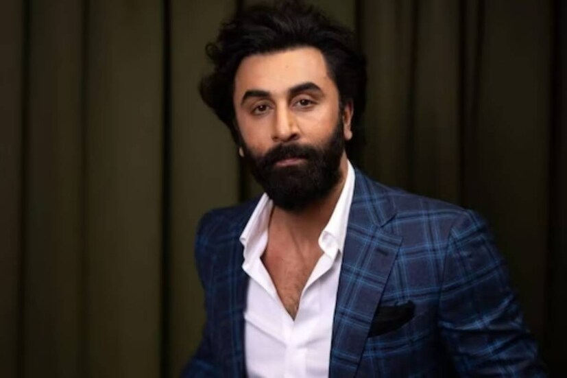 ১৯৯৬ সালে 'প্রেম গ্রন্থ' নামে একটি চলচ্চিত্রে  ঋষি কাপুর এবং মাধুরী দীক্ষিত প্রধান চরিত্রে অভিনয় করেছিলেন। এই সিনেমার পরিচালক ছিলেন রাজীব কাপুর এবং তাকে অ্যাসিস্ট করেছিলেন রণবীর কাপুর। এই কাজের বিনিময়ে, অভিনেতা পারিশ্রমিক হিসাবে ২৫০ টাকা পেয়েছিলেন, যা তিনি তার মা নীতু কাপুরকে দিয়েছিলেন। আজ এই অভিনেতার পারিশ্রমিক আকাশছোঁয়া৷