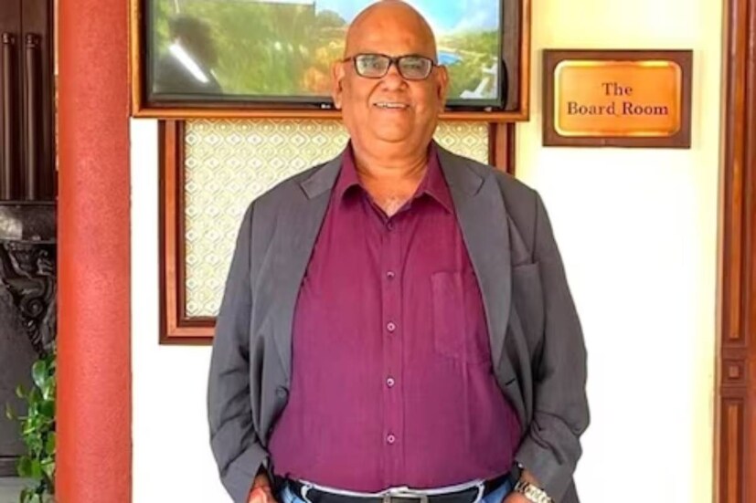 সতীশের দুই দাদা ব্রহ্ম প্রকাশ কৌশিক এবং অশোক কুমার। তাঁর তিন বোন সরস্বতী দেবী, শকুন্তলা দেবী এবং সবিতা দেবী।
