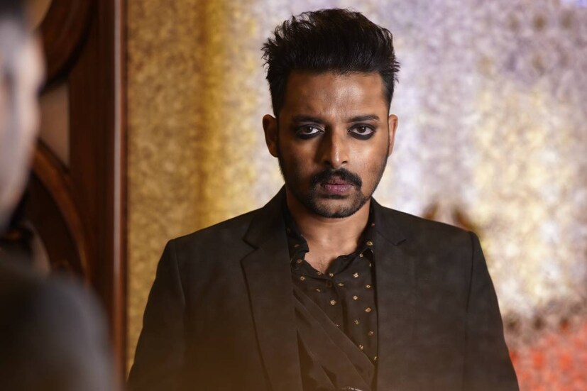 চোখে সুরমা, হাতে কালো নেলপালিশ, আঙুলে শোভা পেয়েছে জমকালো সব আংটি। আর পরনে? স্কার্ট, ব্লেজার আর করসেট। শুক্রবার জয় ফিল্মফেয়ার অ্য়াওয়ার্ডসে এ ভাবেই হাজির হলেন সৌরভ দাস। তাক লাগিয়ে দিলেন সকলকে। টলিউডের নায়কদের সচরাচর এমন সাজে সেজে উঠতে দেখা যায় না। বেশির ভাগই এখনও শ্য়ুট-বুট বা শার্ট-পাঞ্জাবির চেনা ছকে আবদ্ধ। আর সেই ছকই যেন বারবার ভেঙে দিতে চাইছেন টলিপাড়ার মন্টু পাইলট। 