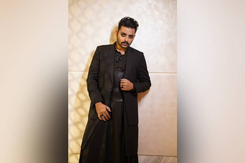 সৌরভ বললেন, &quot;কলকাতা এখনও হয়তো এই ধরনের সাজপোশাক দেখতে অভ্য়স্ত নয়। শুরুটা না হয় আমিই করলাম। এতে যদি সবার জন্য় ভাবনার নতুন দিক খুলে যায়, ক্ষতি কী!&quot;