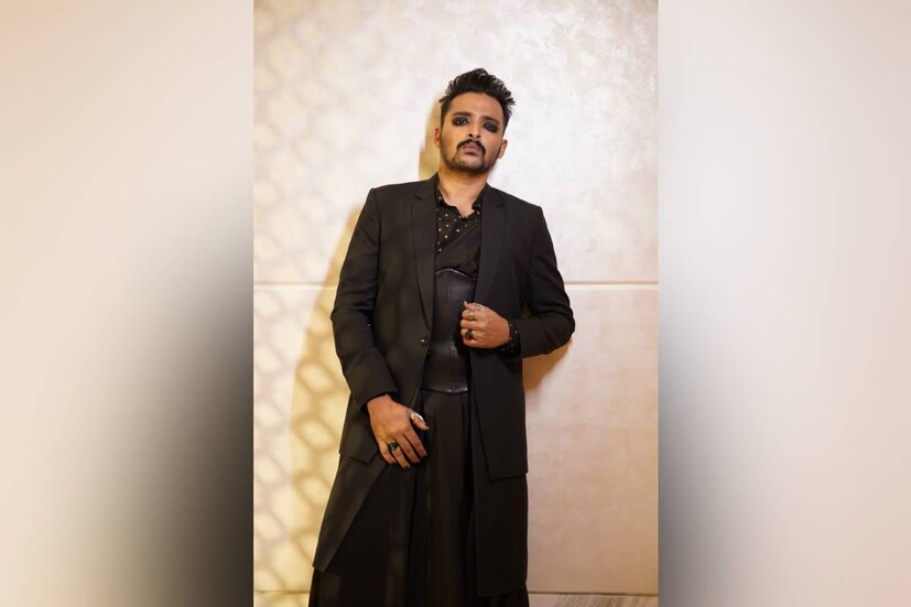 সৌরভের পরনে যে শার্ট ছিল, তাতে ছিল স্টার প্রিন্ট। ফিল্মফেয়ারে তারকা-সমাগমের কথা মাথায় রেখে এই শার্ট বেছে নিয়েছিলেন তিনি। অভিনেতা মনে করেন জীবনে একের পর এক ঢেউ আসবে। থাকবে উত্থান-পতন। তা বোঝাতেই বাহারি ঢেউ খেলানো স্কার্ট বেছে নিয়েছিলেন তিনি। তার সঙ্গেই ছিল কোমরে করসেট, এক কাঁধে স্কার্ফ এবং কালো রঙা ব্লেজার।