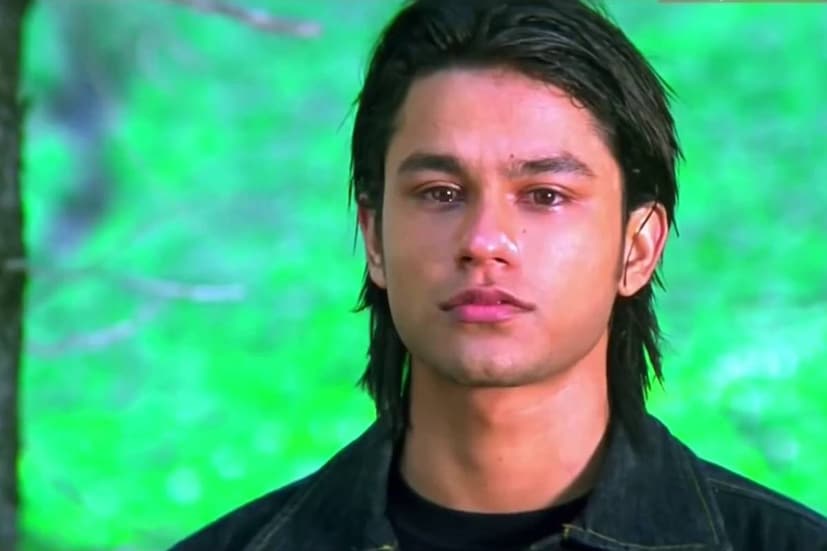 আদাত  ২০০৫ সাল। 'কলিযুগ'-এর এই গান তখন রাজত্ব করছে চারদিকে। আতিফের কণ্ঠে আদাত আজও নস্টালজিয়া উস্কে দেয়।