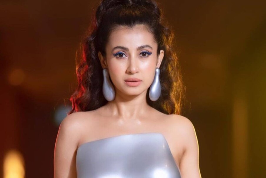  শুক্রবার সন্ধ্য়ায় অনুষ্ঠিত হল জয় ফিল্মফেয়ার অ্য়াওয়ার্ডস। সেখানে উপস্থিত ছিলেন টলিউডের তাবড় তারকারা। বাদ যাননি মনামী ঘোষও। সেই সন্ধ্য়ায় বিশেষ ভাবে নজর কাড়ল তাঁর সাজপোশাক। ছবি সৌজন্য়ে: মনামী ঘোষের ইনস্টাগ্রাম