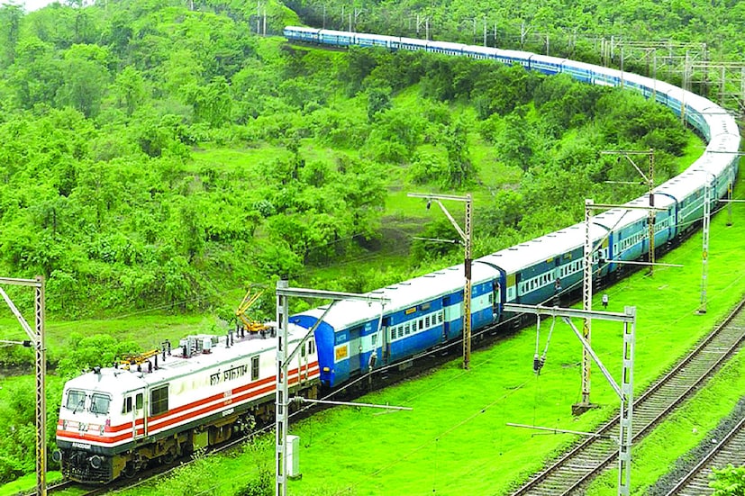 ভাড়া কমানো হলেও পরিষেবা কিন্তু, কমাচ্ছে না রেল। AC 3-Tier Economy-তেও চাদর-কম্বল পাওয়া যাবে বলে জানা গিয়েছে। আসলে, যখন এসি-৩ ইকোনমি কোচ চালু করা হয়েছিল, রেলওয়ে তখন ইকোনমি ক্লাসের ক্ষেত্রে যাত্রীদের চাদর ও কম্বল দিত না। পরে, যখন উভয় শ্রেণিকে এক করে দেওয়া হয় এবং ভাড়া সমান করে দেওয়া হয়, তখন ইকোনমি কোচেও চাদর ও কম্বল দেওয়া শুরু হয়। কিন্তু, জানা গিয়েছে, এবার আবার AC 3-Tier Economy-র পরিষেবা আলাদা শুরু হলেও এবং তার ভাড়া তুলনামূলক ভাবে কম হলেও চাদর এবং কম্বলের মতো সুবিধা দুই-ই পাওয়া যাবে।