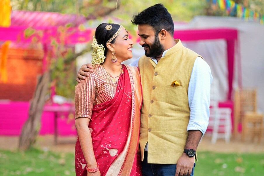  খাতায়-কলমে বিয়ে সেরেছেন আগেই। এ বার ধুমধাম করে ছাদনাতলায় যাওয়ার পালা। আপাতত প্রাক-বিবাহ অনুষ্ঠানগুলি নিয়ে মেতে রয়েছেন স্বরা ভাস্কর এবং ফাহাদ আহমেদ। আর বিশেষ মুহূর্তগুলির ছবি অনুরাগীদের সঙ্গে ভাগ করে নিচ্ছেন স্বরা।