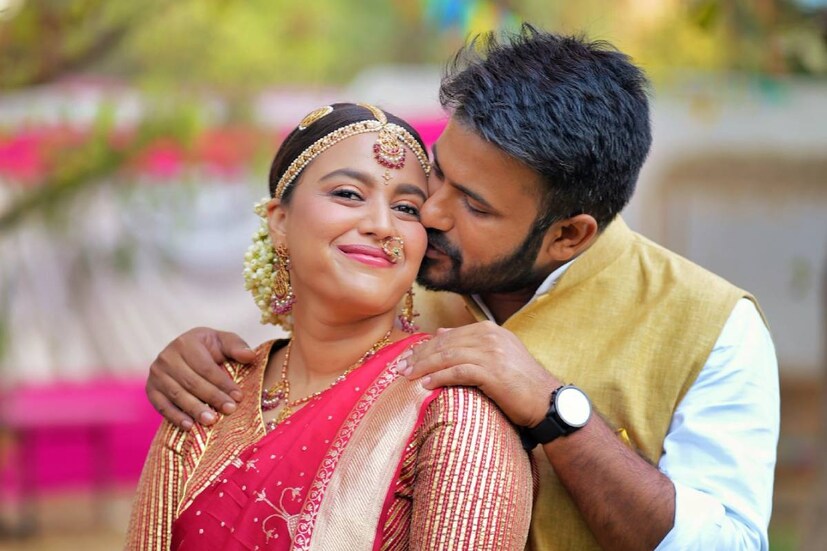 স্বামীর সঙ্গে হাসিমুখে লেন্সবন্দি হয়েছেন অভিনেত্রী। ফাহাদ ছিমছাম সাজলেও জমকালো সাজে তাক লাগিয়েছেন স্বরা। স্ত্রীর গালে চুমু এঁকে দিয়েছেন ফাহাদ।