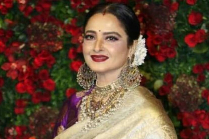 শুধু রানিকেই নয়, ছবির প্রত্য়েক অভিনেতা এবং কলাকুশলীদের শুভেচ্ছা জানিয়েছেন রেখা। অভিনেত্রী মনে করেন, এই ছবি বারবার দেখা যায়।