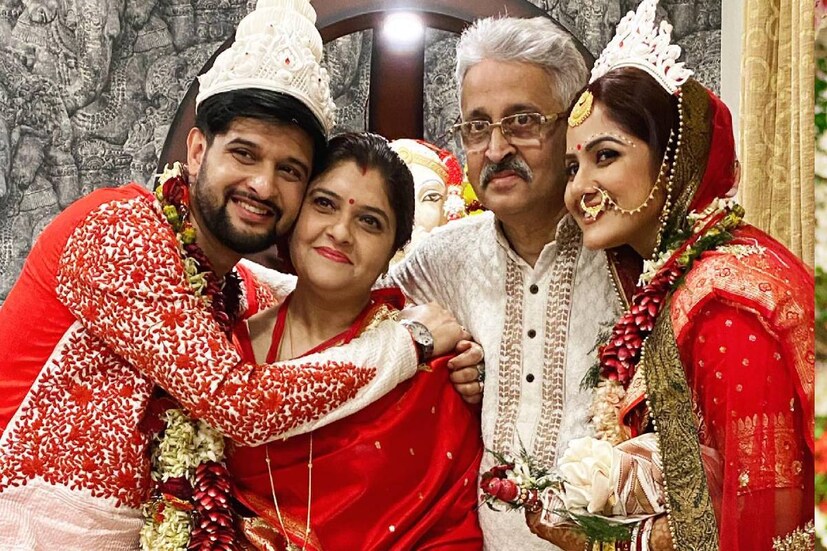 স্ত্রী তৃণা সাহার সঙ্গে তাঁর নাম মিলিয়ে একটি হ্যাশট্যাগও তৈরি করা হয়েছে। 'তৃনীল'। নীল-তৃণা তাঁদের বিয়েতে এই নাম ব্যবহারও করেছিলেন।