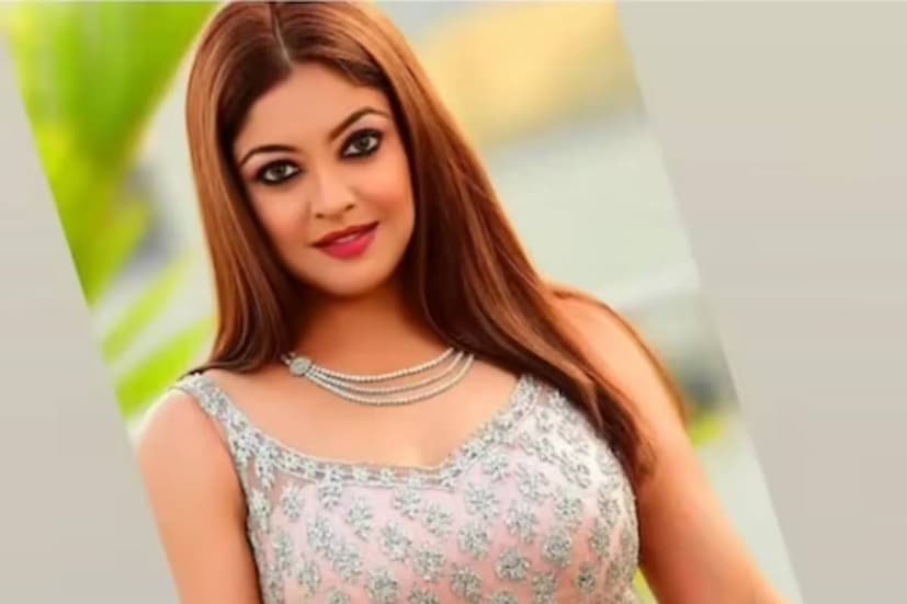 অভিনয়কেই নিজের পেশা করবেন বলে মনস্থির করেন তনুশ্রী। ২০০৫ সালে 'আশিক বনায়া আপনে'-র হাত ধরে জনপ্রিয়তার শিখরে পৌঁছে যান তিনি। সেই ছবিতে খুব সাবলীল ভাবে ইমরান হাশমির সঙ্গে ঘনিষ্ঠ দৃশ্যে অভিনয় করতে দেখা যায় তাঁকে।