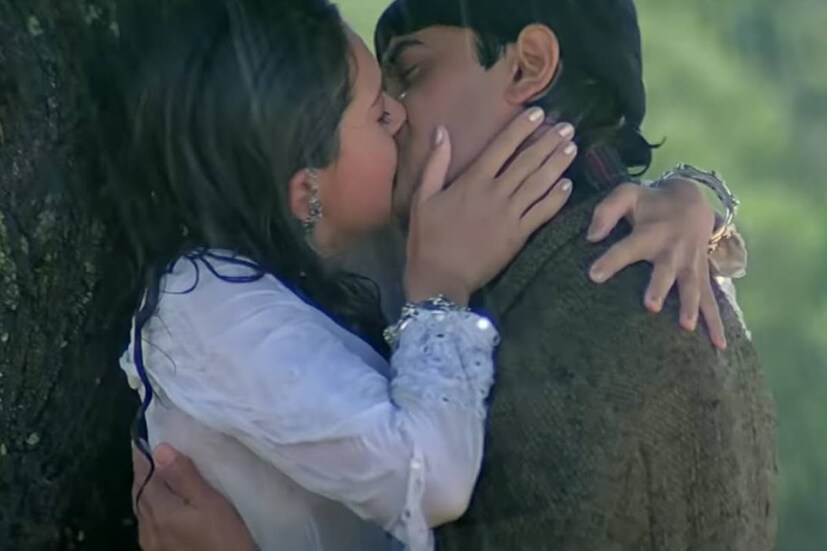 চুম্বনের সেই দৃশ্যে ৪৭ বার রিটেক দিতে হয়েছিল আমির এবং করিশ্মাকে। কারণ নায়ক-নায়িকা দু'জনেই থরথর করে ঠান্ডায় কাঁপছিলেন।