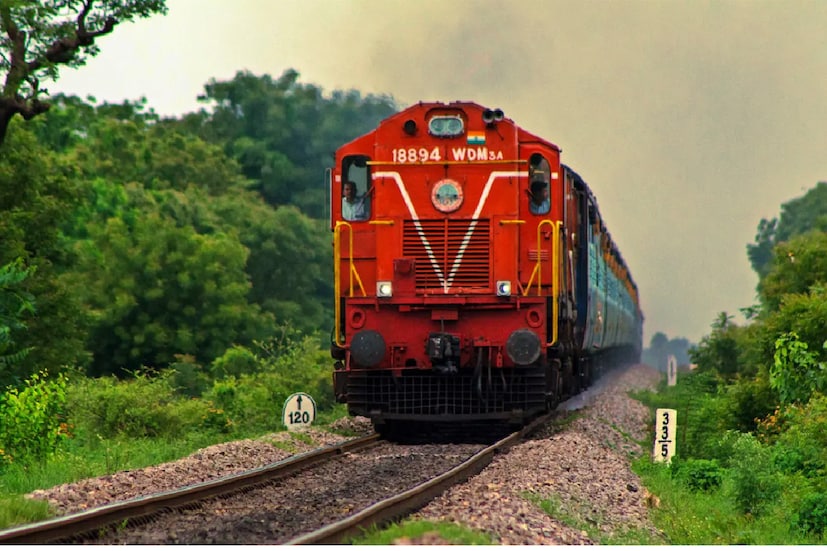 এর পাশাপাশি সিনিয়র টিকিট পরীক্ষক শক্তিভেল জরিমানা হিসাবে ১ কোটি ১০ লক্ষ টাকা আদায় করেছেন। ওই বিবৃতিতে, রেলওয়ে কর্মীদের সংগৃহীত জরিমানার অর্থ নিয়ে প্রশংসা করা হলেও, তার পাশাপাশি, যাত্রীদের যথাযথ টিকিট নিয়ে ট্রেনে চড়ারও আবেদন জানানো হয়েছে।