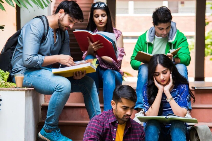 ইতিমধ্যেই UGC-র নির্দেশিকা পাঠানো হয়েছে রাজ্যের বিশ্ববিদ্যালয়গুলিকে। আগামী শিক্ষাবর্ষ থেকেই নয়া নিয়ম কার্যকর করার নির্দেশ দেওয়া হয়েছে রাজ্যের তরফে। শিক্ষা দফতর সূত্রে জানা গিয়েছে, জাতীয় শিক্ষানীতির একাধিক নিয়ম মানতে হবে বিশ্ববিদ্যালয়গুলিকে। মূলত, নতুন জাতীয় শিক্ষানীতির ক্রেডিট বেসড সিস্টেম প্রয়োগের জন্য বিশ্ববিদ্যালয়গুলিকে নির্দেশ দিয়েছে রাজ্য শিক্ষা দফতর।