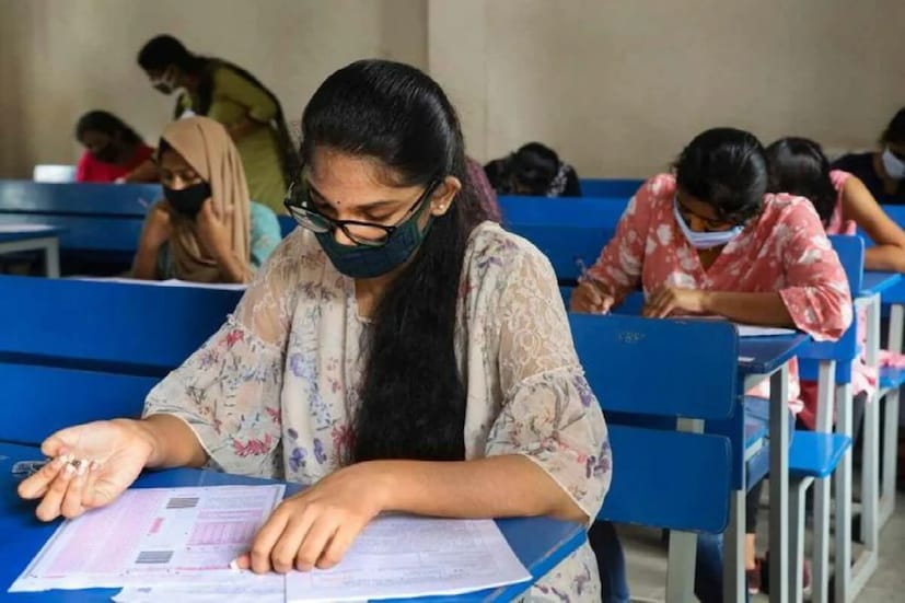 ২০২০ সালে সংসদে কোনও আলোচনা ছাড়াই নয়া শিক্ষানীতি পাশ করে কেন্দ্রের বিজেপি সরকার। যার অন্যতম বিষয় ছিল স্নাতক স্তরের পাঠ্যক্রম তিন বছরের বদলে চার বছর করে ফেলার। গত বছর ডিসেম্বর মাসেই এই স্তরের পাঠক্রম চূড়ান্ত করেছিল ইউজিসি। তারপরেই সব রাজ্যকে তা বাস্তবায়নের জন্য অনুরোধ পাঠায়। শিক্ষা দফতরের নির্দেশের সঙ্গে ইউজিসির সেই মূল সুপারিশপত্রটিও দেওয়া হয়েছে।
