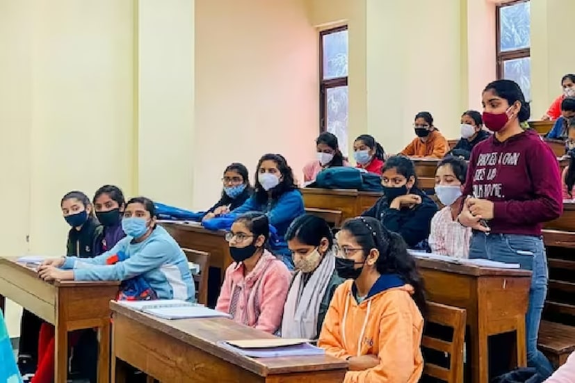 চার বছরের স্নাতক কোর্স সংক্রান্ত উচ্চশিক্ষা দফতরের নির্দেশিকায় বলা হয়েছে, আসন্ন শিক্ষা বর্ষ থেকেই এই নিয়ম চালু করতে হবে। এবছর উচ্চমাধ্যমিকে পাশ করে যে পড়ুয়ারা কলেজে ভর্তি হবেন, তাঁরা চার বছরের স্নাতক কোর্সে ভর্তি হবেন। আন্ডারগ্র্যাজুয়েট স্তরে পড়াশোনায় ভোকেশনাল ট্রেনিং, স্কিল ডেভেলপমেন্ট, ইন্টার্নশিপ ইত্যাদিও যুক্ত করা হচ্ছে। 