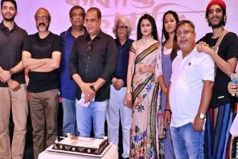 এমনকি, এই অয়ন শীলের হাত ধরেই টলিউডে পা রাখতে চেয়েছিলেন শ্বেতা। জানা গিয়েছে, অয়ন শীলের প্রোডাকশন হাউসের প্রোযোজনায় নির্মিত সিনেমা 'কবাডি কবাডি'তে অভিনয়ে ডেবিউ হয়েছিল শ্বেতার। সিনেমার পরিচালক ছিলেন কৌশিক গঙ্গোপাধ্য়ায়। ছবিতে ঋত্বিক চক্রবর্তী, সোহিনী সরকার, অর্জুন চক্রবর্তীর মতো অভিনেতাও। পরিচালকের সঙ্গে একই ফ্রেমে দেখা যায় অয়ন ঘনিষ্ঠ নায়িকাকে