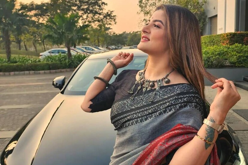 একটি ছবিকে ঘিরে যাবতীয় বিতর্কের সূত্রপাত। দিন কয়েক আগে শ্রাবন্তীর সঙ্গে একটি ছবি দেন পরিচালক শুভ্রজিৎ মিত্র। দেখা যায়, শহরের এক কফিশপে লেন্সবন্দি হন তাঁরা। এর পরেই দু'জনের প্রেমের গুঞ্জন ছড়িয়ে পড়ে চারদিকে। 
