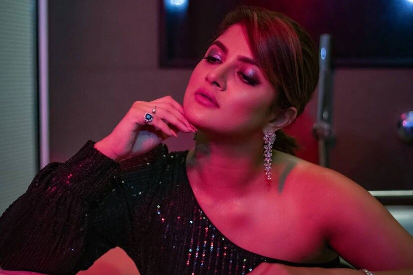 শুভ্রজিতের কথায়, "এত গরমে শ্যুট করলে সবাই অসুস্থ হয়ে পড়বেন। শিল্পীদের সুবিধা-অসুবিধা কথাটাও মাথায় রাখতে হবে। তা হলেই তো কাজ ভাল হবে।"  