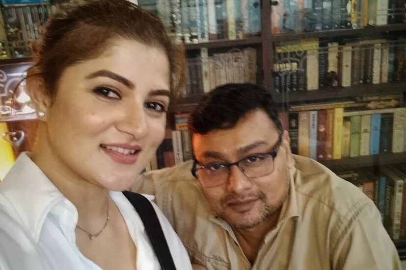 উল্লেখ্য, জাতীয় পুরস্কারপ্রাপ্ত শুভ্রজিতের 'দেবী চৌধুরানী'-তে নামভূমিকায় দেখা যাবে শ্রাবন্তীকে। তবে কি নিছক কর্মসূত্রেই এই সখ্যতা? এ বিষয়ে নিউজ18 বাংলাকে নিজের বক্তব্য  জানালেন শুভ্রজিৎ।