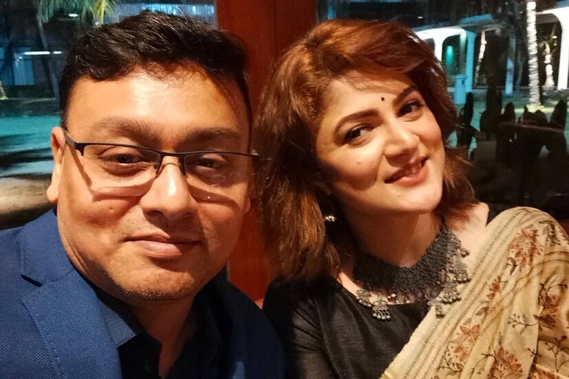 তাঁর কথায়, "এ ধরনের গুঞ্জন ছড়ালে সত্যিই কিছু বলার নেই। এগুলোকে আটকানো যাবে না। আসলে যাঁদের সঙ্গে আমরা কাজ বা মেশামেশা করি, তাঁরা প্রত্যেকেই চেনা মুখ। তাই বোধ হয় মানুষ এ সব নিয়ে গসিপ করে আনন্দ পান।"