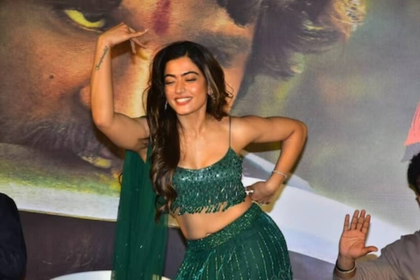 ২০২১ সাল। বক্স অফিস তোলপাড় হয়েছিল 'পুষ্পা' ঝড়ে। কোটি কোটি টাকার ব্যবসা করেছিল ছবিটি। নামভূমিকায় অল্লু অর্জুন তো বটেই, শ্রীবল্লী হয়ে নজর কেড়েছিলেন রশ্মিকা মন্দানা। একই সঙ্গে ছবিতে 'সামি সামি' গান তাঁর নাচ নিয়েও চর্চা হয়েছিল বিস্তর।