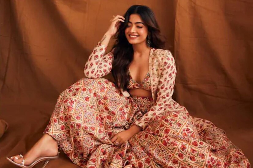 রশ্মিকা লেখেন, 'বহু বার 'সামি সামি' স্টেপ করেছি। এ বার মনে হয় বয়স হলে আমার পিঠে সমস্যা দেখা দেবে। কেন আমার সঙ্গে এ রকম করছ? দেখা হলে অন্য কিছু করা যাবে।'