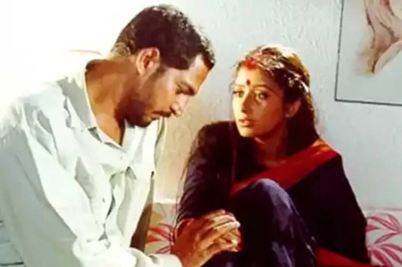 সঞ্জয় লীলা বনশালীর 'খামোসি' ছবিতে আরও একবার জুটি বাঁধেন তাঁরা। দু'জনের রসায়ন নিয়ে তখন চর্চার শেষ ছিল না। তখন আর প্রেম নিয়ে কোনও রাখঢাক করেননি মনীষা। জানিয়ে দিয়েছিলেন, নানার সঙ্গে সম্পর্কে রয়েছেন তিনি। অভিনেতাও তখন আর স্ত্রী নীলাকান্তির সঙ্গে থাকছিলেন না।