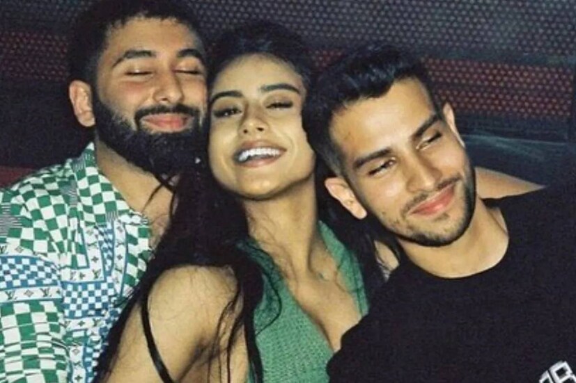 কাজলের কথায়, &quot;এইটুকু বলতে পারি যে, ওর বয়স ১৯। ও জীবনটা উপভোগ করছে। ও যা ইচ্ছা করতে পারে। আমি ওর পাশে থাকব।&quot;