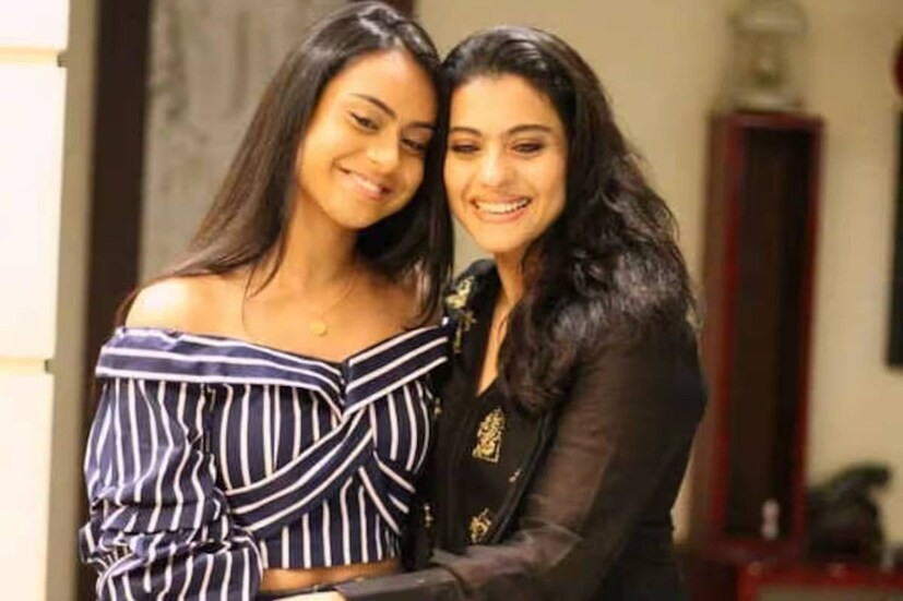 মাঝেমধ্যেই সেই হইহুল্লোড়ের ছবি সকলের সঙ্গে ভাগ করে নেন এই তারকা-সন্তান। মা-বাবার  পদাঙ্ক অনুসরণ করে কি বলিউডে পা রাখবেন তিনি? এখন সেটাই দেখার। 