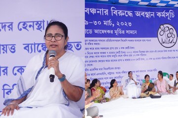 বিক্ষোভ মঞ্চে অন্য মেজাজে মমতা! একের পর এক গানে গলা মেলালেন শশী-চন্দ্রিমার সঙ্গে