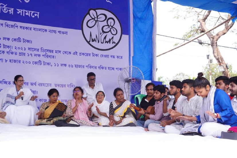 নজরুল গীতি থেকে শুরু করে পুরনো বাংলা সিনেমার গান। সবের সঙ্গেই গলা মেলান মুখ্যমন্ত্রী।