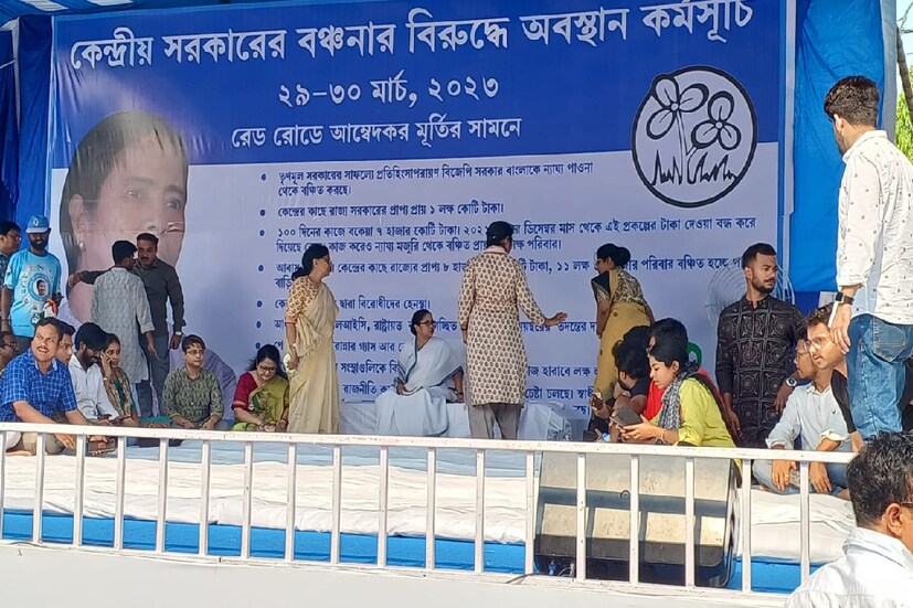 আজ জেলায় জেলায়ও কেন্দ্রের বঞ্চনার বিরুদ্ধে প্রচারে নামবে তৃণমূল কংগ্রেস। তাছাড়া, পথশ্রী প্রকল্প নিয়েও প্রচার করার কথা শাসকদলের। সেই প্রচারের মূল ধ্বনি হবে, 'কেন্দ্রের টাকায় নয়, রাজ্যের টাকায় রাস্তা'। কেন্দ্র বঞ্চনা করলেও, যে উন্নয়নের কাজ আটকাবে না, রাজ্যজুড়ে এদিন সেই প্রচারই করবে শাসকদল।